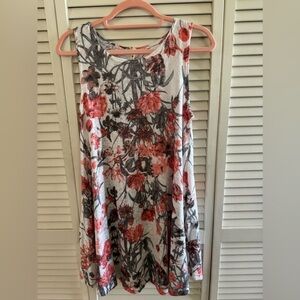 42Pops Medium floral sleeveless floral tunic.